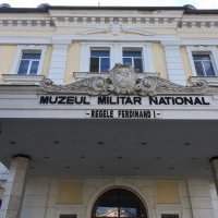 Visite du musée national militaire et de l'exposition temporaire sur le costume populaire roumain