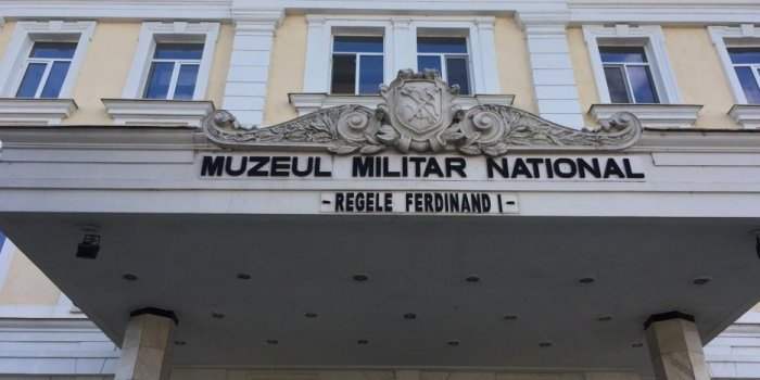 Visite du musée national militaire et de l'exposition temporaire sur le costume populaire roumain