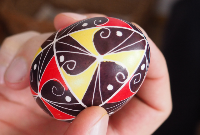 Pâques orthodoxe : la tradition des œufs rouges / Atelier DIY — Datcha